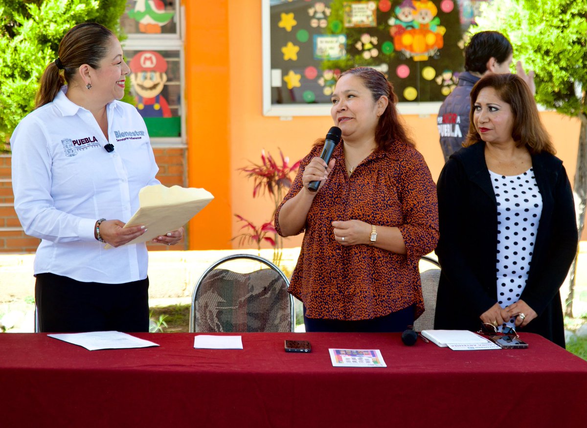 artemisa_laura's tweet photo. 🏫 Como maestra, siempre es un gusto regresar a las escuelas y escuchar a madres y padres de familia, porque tengo un compromiso con la #Educación.

En el Jardín de Niños “5 de Mayo”, de la junta auxiliar Ignacio Zaragoza, en asamblea votaron por el cambio de piso para mejorar la escuela gracias a #ObraComunitaria 🚧.

Además, se integró un Comité conformado por #MujeresComprometidas con el #Bienestar de nuestros niños y niñas 🎒✏️.
