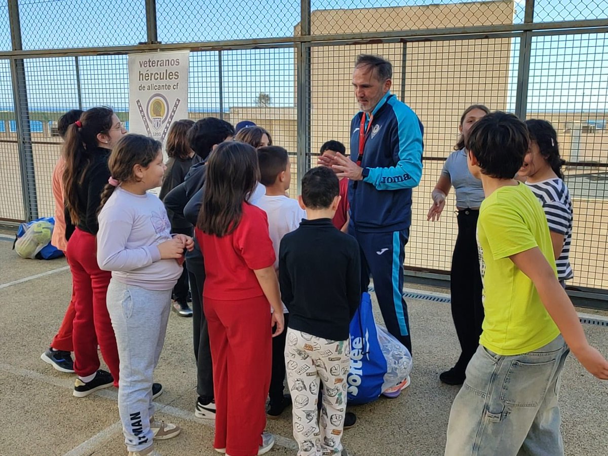 veteranoshcf's tweet photo. Damos por concluido el 𝐏𝐫𝐨𝐲𝐞𝐜𝐭𝐨 𝐄𝐝𝐮𝐜𝐚𝐭𝐢𝐯𝐨 𝐃𝐞𝐩𝐨𝐫𝐭𝐢𝐯𝐨 𝟑𝟔𝟎º de la 𝐀𝐬𝐨𝐜𝐢𝐚𝐜𝐢𝐨́𝐧 𝐝𝐞 𝐕𝐞𝐭𝐞𝐫𝐚𝐧𝐨𝐬 𝐝𝐞𝐥 𝐇𝐞́𝐫𝐜𝐮𝐥𝐞𝐬 realizado con los alumn@s del 𝑪.𝑬.𝑰.𝑷. 𝑺𝒂𝒏 𝑹𝒐𝒒𝒖𝒆 de Alicante.

¡¡Una gran Experiencia!! https://t.co/3MrQ2gV4kn