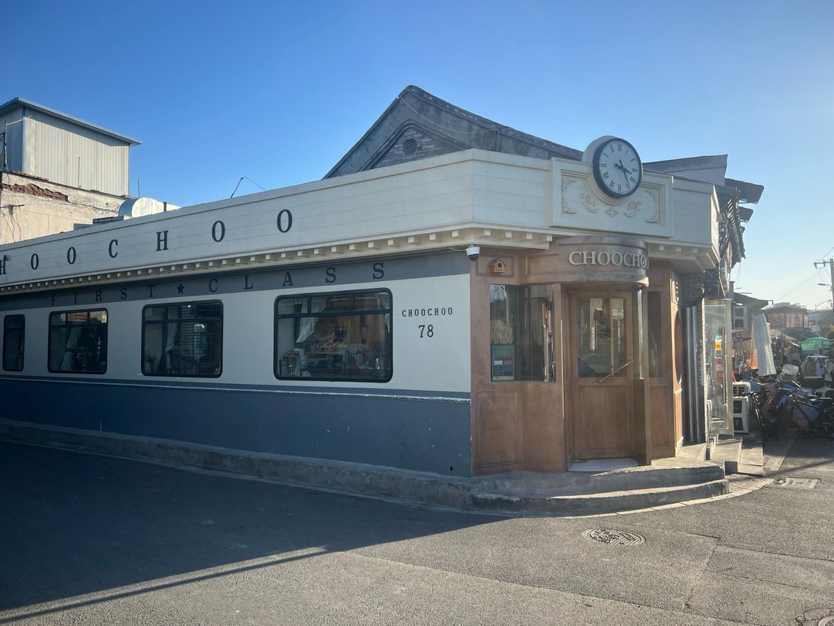 AjayendraKesha1's tweet image. Morning train to the coast—sunlight through the window, coffee in hand, and the sea waiting.  #TravelDiaries #CoastalVibes