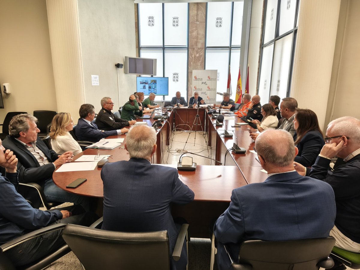 Educar06Diego's tweet image. Activado el PLANCAL en #León ante el #eclipsesolar del 12 de agosto con el objetivo de coordinar la estrategia y recursos de las administraciones para garantizar la seguridad en los puntos de observación que se establezcan. Hoy reunión del Cecopi en la Delegación de la @jcyl