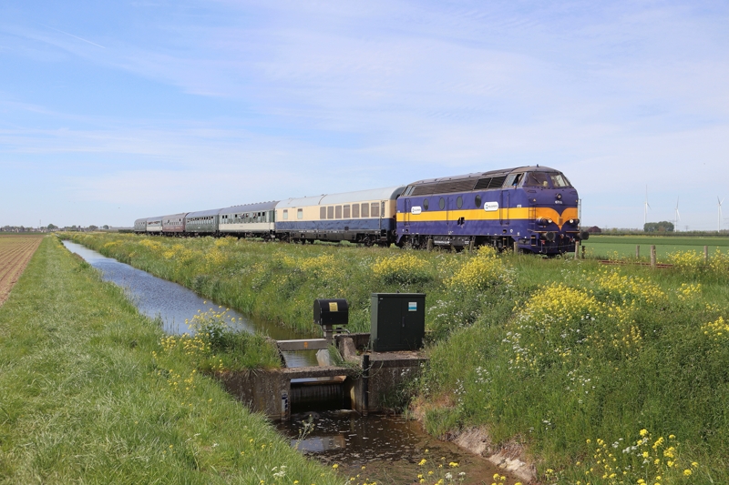 OVnieuwsINFO's tweet photo. In beeld: NVBS Koningsdagrit 2026 met de RFO 1831 en de RXP 6703 - https://t.co/9fHLvHOAwT
#Koningsdagrit #KoningsdagExpress #NVBS #RFO #Treinennieuws #OVnieuws #Treinleven #Oosterhout #Moerdijk https://t.co/51RBxt1qet