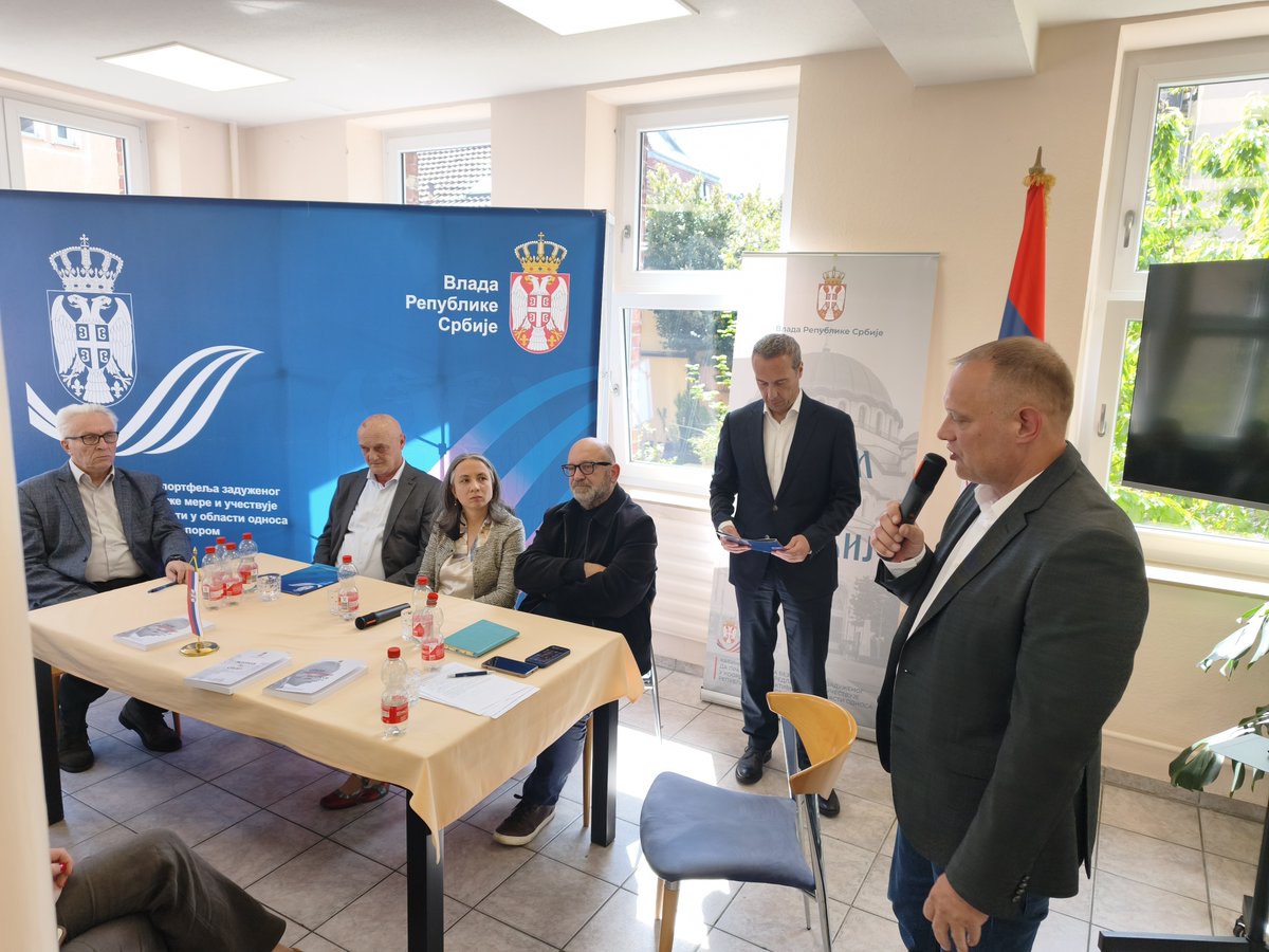 SRBinStuttgart's tweet photo. Манифестација "Истином за Србију"

У просторијама Генералног конзулата РС у Штутгарту, у суботу 25. априла о.г. одржана је трибина на којој учествовали врхунски стручњаци за релевантне области: Академик проф. др С. Божић, проф. др Н. Кршљанин и публициста и књижевник Д. Бокан. https://t.co/ybtpllkDAG