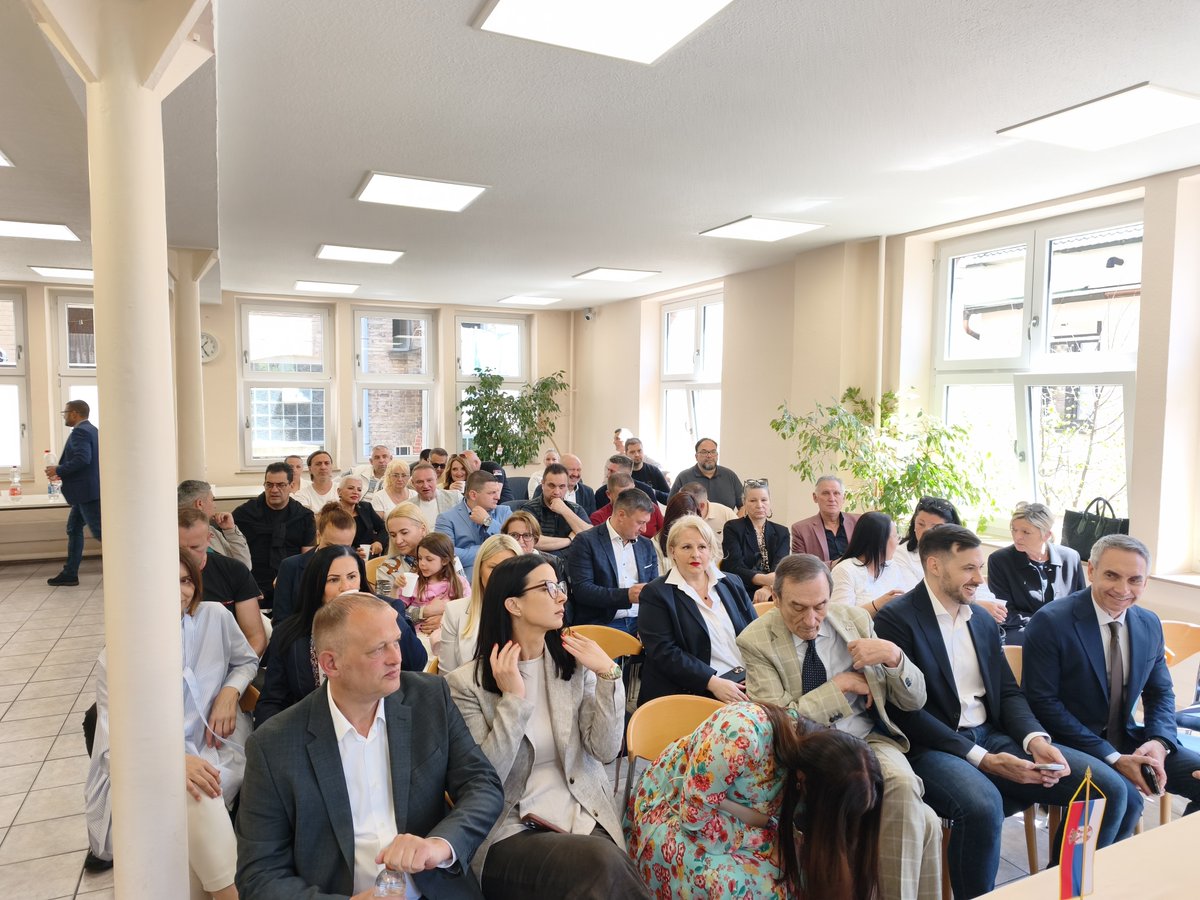 SRBinStuttgart's tweet photo. Манифестација "Истином за Србију"

У просторијама Генералног конзулата РС у Штутгарту, у суботу 25. априла о.г. одржана је трибина на којој учествовали врхунски стручњаци за релевантне области: Академик проф. др С. Божић, проф. др Н. Кршљанин и публициста и књижевник Д. Бокан. https://t.co/ybtpllkDAG