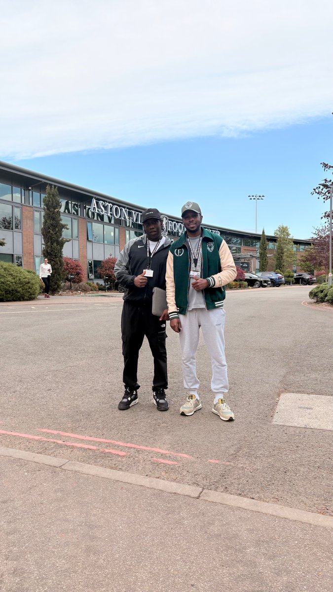 F2dItc's tweet photo. ASTON VILLA x F2D ⚽️

Final session with the U18 Scholars at Aston Villa ✅ Products designed, created, and delivered 👏

Big thanks to Suleman Rana for speaking on personal branding and supporting the content task 🎥

Top way to finish the programme. https://t.co/4eEKbmvYl4