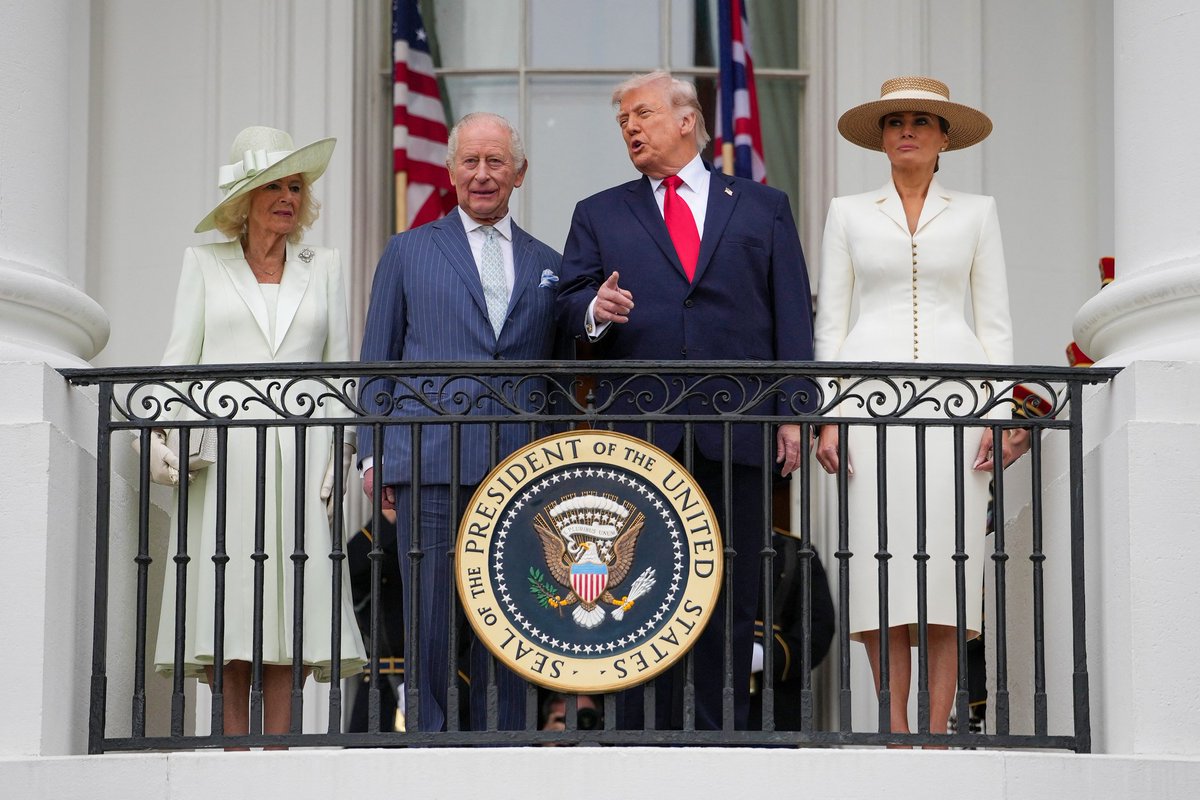 RudawTurkce's tweet image. #FOTO- İngiltere Kralı 3. Charles, ABD'de

ABD Başkanı Trump ve eşi Melania Trump, İngiltere Kralı 3. Charles ile eşi Kraliçe Camilla'yı Beyaz Saray'ın bahçesinde en üst düzey protokolün uygulandığı geniş katılımlı bir törenle karşıladı