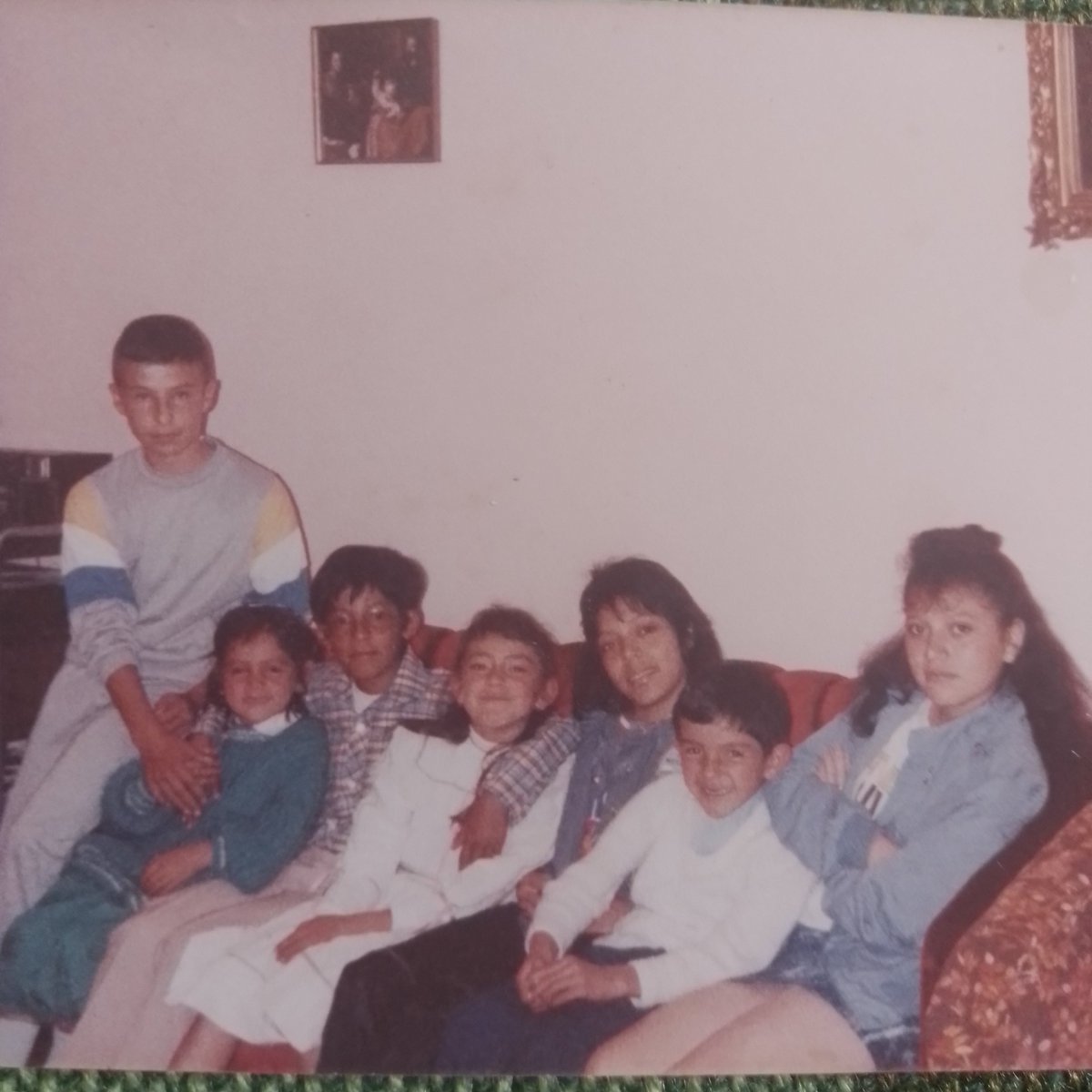 #SpamDeCuandoEramosNiños

Bueno de der a izq. está mi prima con cara de culo,  los más pequeñitos son mis primos hijos de mi tío Bogotano, que eran niños de escuela y bueno yo también  lo era 🤭🤭 y mi hermano que ya estaba en colegio Militar