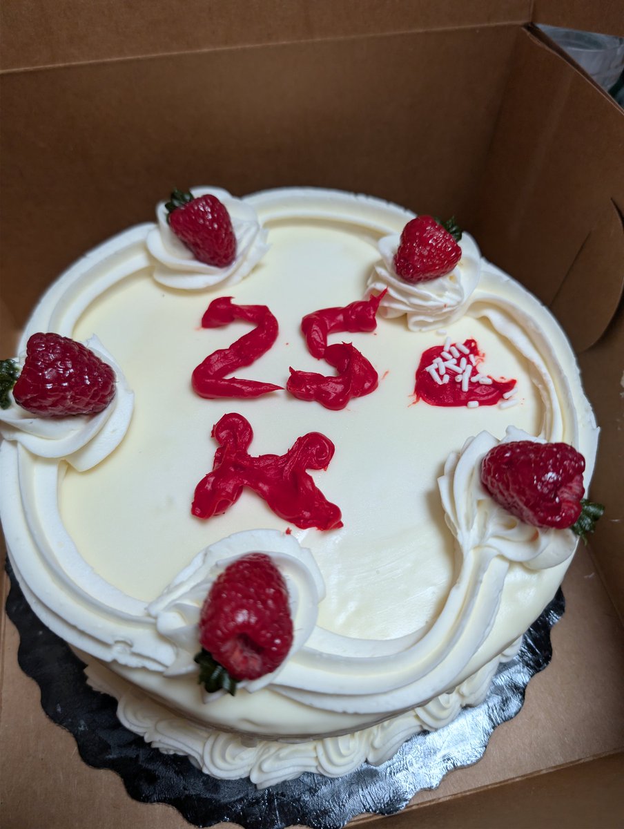 squishiVT's tweet photo. GUYS MY MOM GOT ME A CAKE FOR HITTING 25K ON FANSLY 😭

She's so cute she said "I tried but it's like when you used to ask me to draw you a horse" 😭😭💗💗💗 NO, MOM IT'S PERFECT https://t.co/uoBf9XNudG