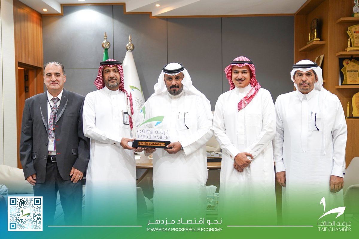 taifcci's tweet photo. بحضور رئيس #غرفة_الطائف غازي القثامي ..
مدير محطة الخطوط الجوية التركية بمطار الطائف الدولي نصرت توران، ومشرف عمليات المطار عبدالعزيز العصيمي يُكرمان رئيس جمعية ترابط للمسؤولية الاجتماعية جمال الربيعي، وعضو مركز الاعلام الرقمي بالجمعية ريمان الشهري لمساهمتها في ترويج السياحة بالطائف لدى الجالية التركية .