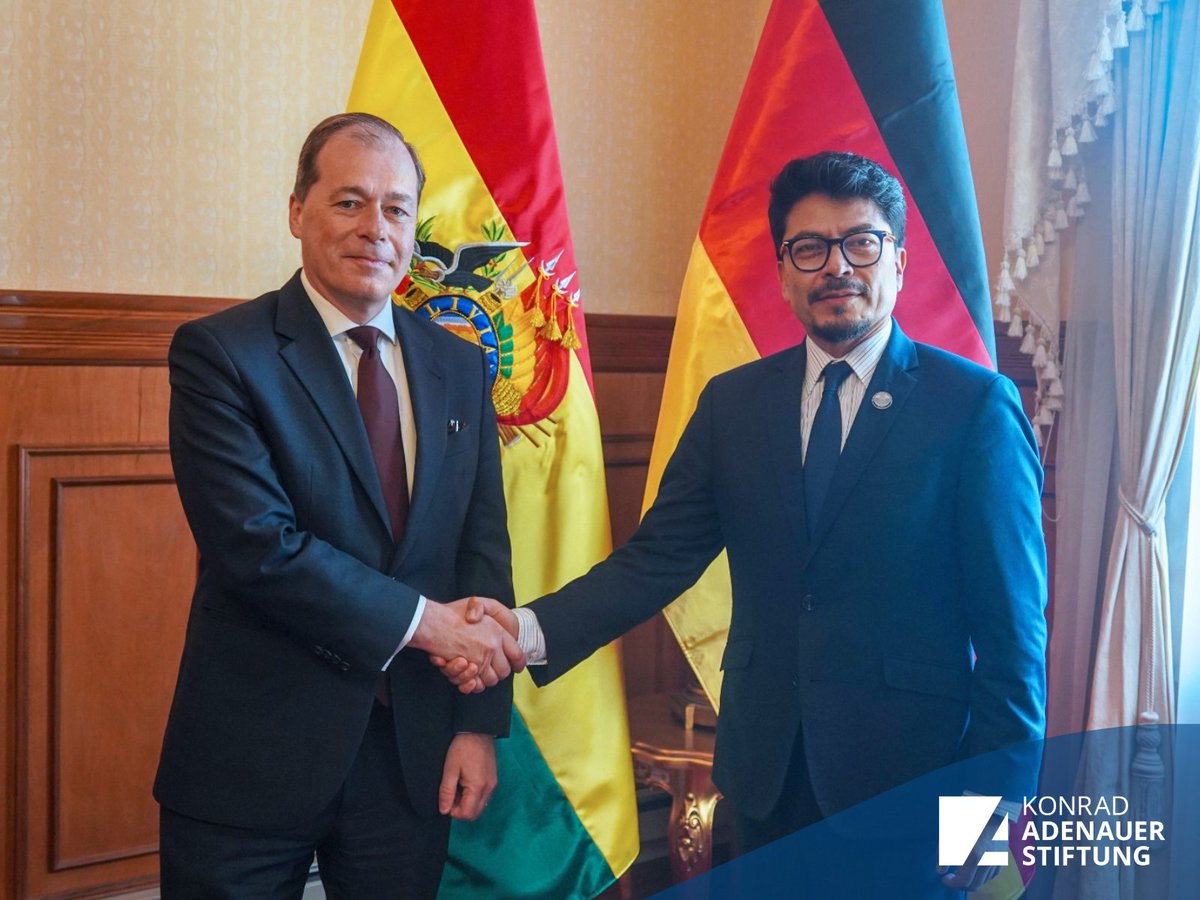 KAS__Bolivia's tweet photo. En su visita oficial, el Secretario General de la Fundación Konrad Adenauer, Dr. Mark Speich, se reunió con el Canciller de Bolivia, Fernando Aramayo.🇩🇪🇧🇴

En un diálogo institucional sobre el relanzamiento de las relaciones exteriores de Bolivia. 🤝🏛️

#KASBolivia https://t.co/C28lm2kXqO