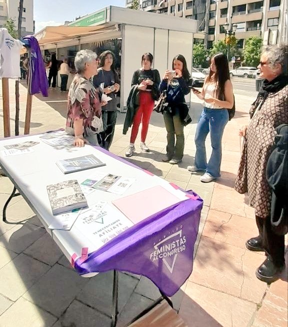 feministas_cong's tweet photo. Las feministas, siempre en lucha: mesa de PFAC en el Día del Libro de Granada💪💜 https://t.co/Ayn35qOnUc