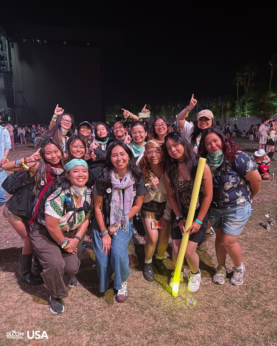 TeamBloom_USA's tweet photo. Coachella dump

Day 1 - Team Bloom USA with Enzo Lim (nakikapatid din kami)
Day 2 - Team Belieber USA
Day 3 - Team BigBang USA + Pinky Up

It’s nice to be a normal fan din kahit for 2 days 🤣. No projects to think about and barricade to secure 🩵

#BINI
#BINICHELLA https://t.co/Rt2FKfSJfS