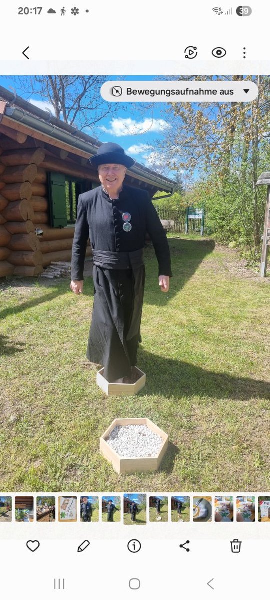PeterWolff_PR's tweet photo. 90 Jahre Botanischer Garten Oberholz in #Großpösna. Da gehört ein #Kräuterfest dazu. Der #Kneipp|-Verein #Leipzig /Umland und ich als personifiziertes immaterielles Kulturerbe Pfarrer Sebastian Kneipp dabei.  Kneipp ist nicht nur Wasser. Heilkräuter gehören zu den 5 Kneippsäulen. https://t.co/sarPXAwR8u