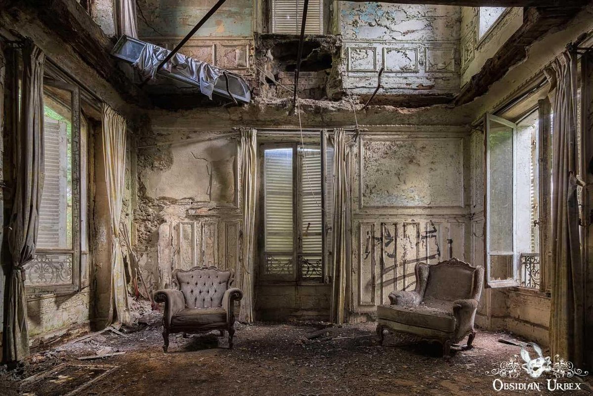 ObsidianUrbex's tweet image. Forgotten living room, inside a collapsing house in France.
#AbandonedPlaces #Photography #France