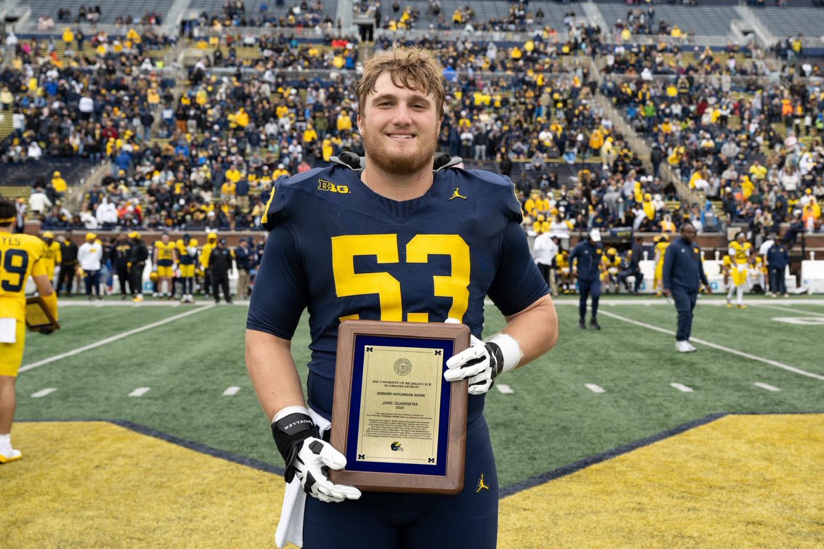 Marshall23szn's tweet image. The Dierdorf-Hutchinson award is presented, annually, to Michigans top offensive lineman. 

Jake Guarnera was the most recent recipient and I’m almost willing to bet the All-Big 10 center will win it again next year 💪

#GoBlue〽️