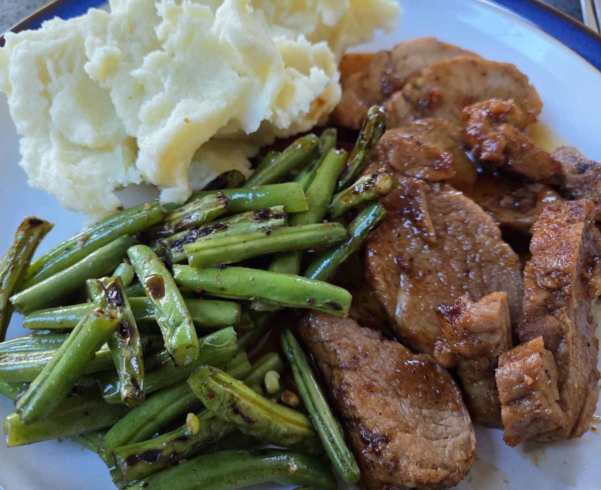 Sarahtonin tweet media