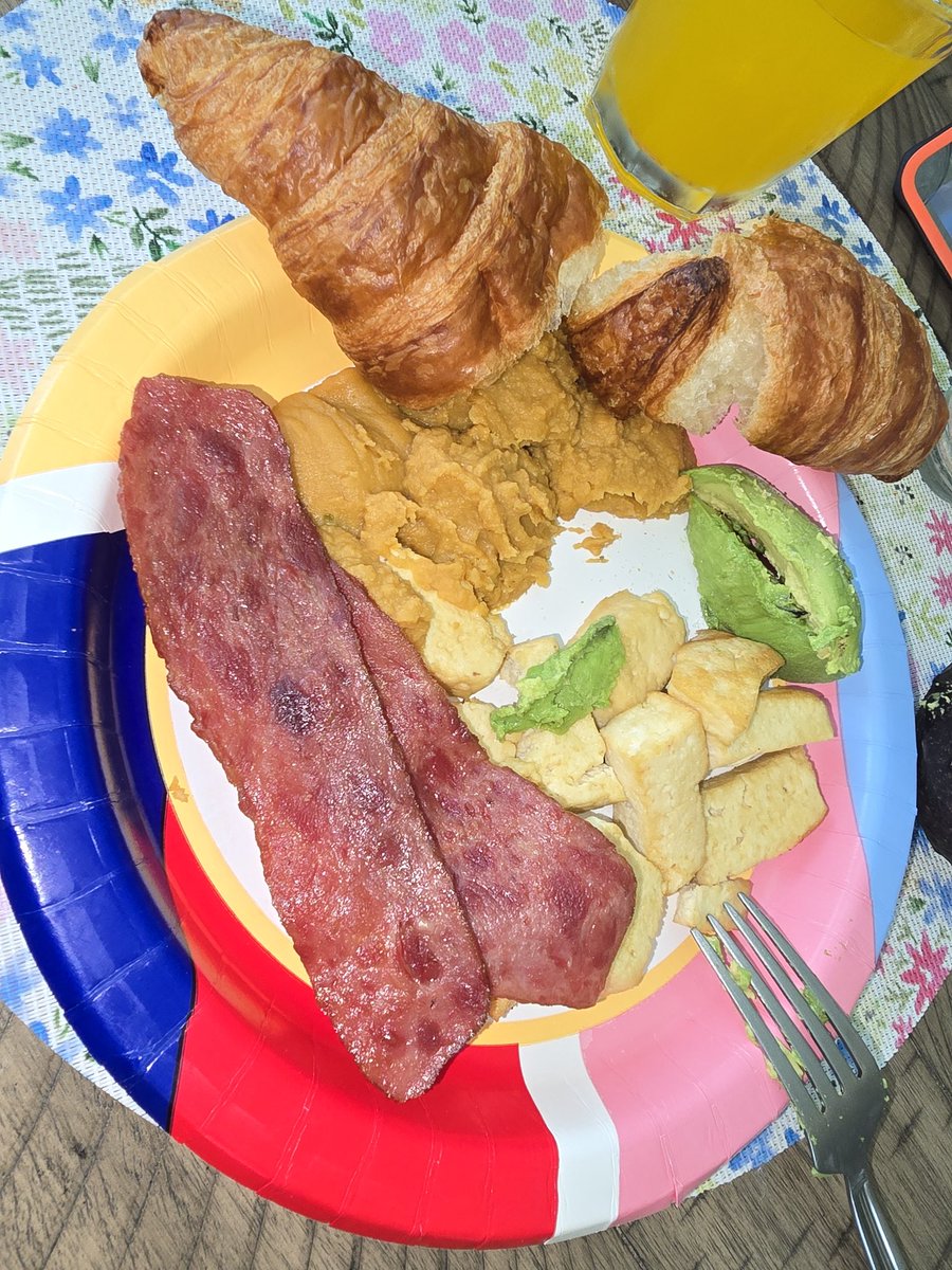 hgarcia7210's tweet image. I do love coming home for lunch. 
#lunchtime #homecooking #beans #tofu #turkeybacon #avocado #croissant