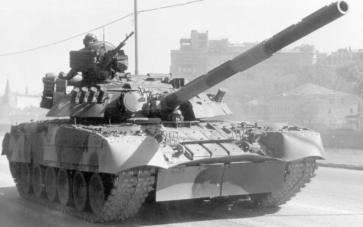 AkagiIJN's tweet photo. T-80UD, parade du 9 mai 1990. https://t.co/9Jx3twXmZ4