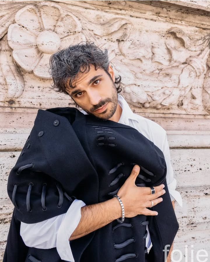 Scolpito nel marmo 🧎🏻‍♀️
[credits: @/folie.magazine]