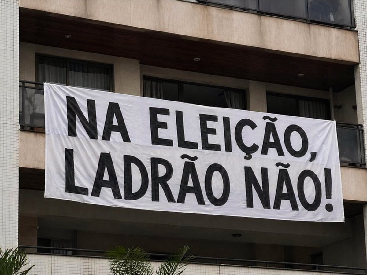 Se eu colocar esta faixa na fachada do meu apartamento corro o risco de ser visitado pela PF? 😂😂