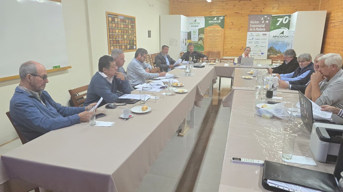 InFoProMisiones's tweet photo. El Directorio del Infopro realizó su reunión ordinaria de abril en la sede de Apicofom y resolvió mantener los precios de la materia prima forestal misionera por los siguientes seis meses. https://t.co/7jiW6lEpet