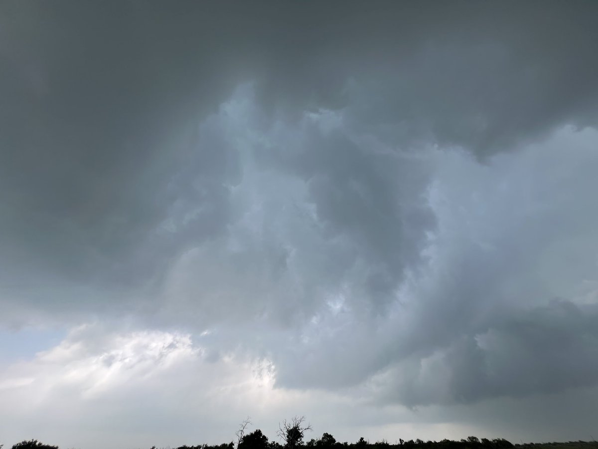 FalcnStormChase's tweet image. Supercell in its early stages heading east!

DIVING! #FALCONWX