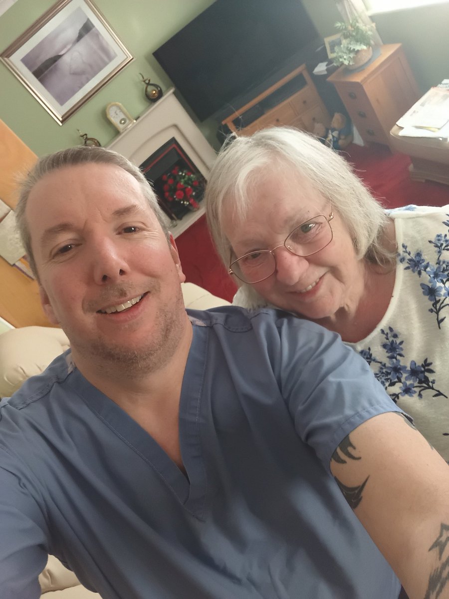 GazNursePrac's tweet image. Popped in to see my amazing Mum after work ❤️ also found out today I passed my Blood Prescribing Practitioner course !! #family #education #alwayslearning @AneurinBevanUHB
