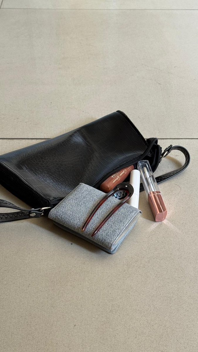 Parcelona2's tweet image. A bun pin in your bag means you're always ready for a quick hairstyle fix. 💁‍♀️✨ Perfect for those last-minute touch-ups when you need a chic look fast! 💖 #HairGoals #HairAccessories #OnTheGo