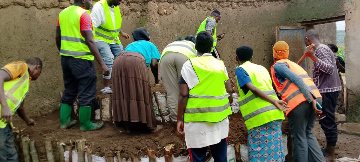 Urubyiruko rwabakorebushake ba #Mimuri .Muri gahunda yo kurwanya imirire mibi bubatse umurima w’igikoni ku rugo mbonezamikurire UBWIZA mu Rugari (Nteko) bafatanyije na nuhagarariye  ECD BATAMURIZA Sarah, ; nyir’urugo arabyishimira, igikorwa cyagenze neza kandi kirakomeje.