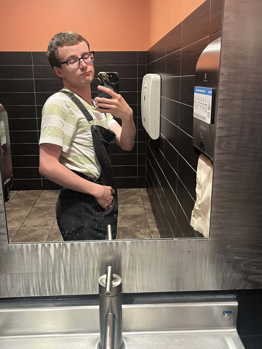 RedUmber20's tweet photo. Bathroom bootie 🍑 https://t.co/Ixz1tbRfke
