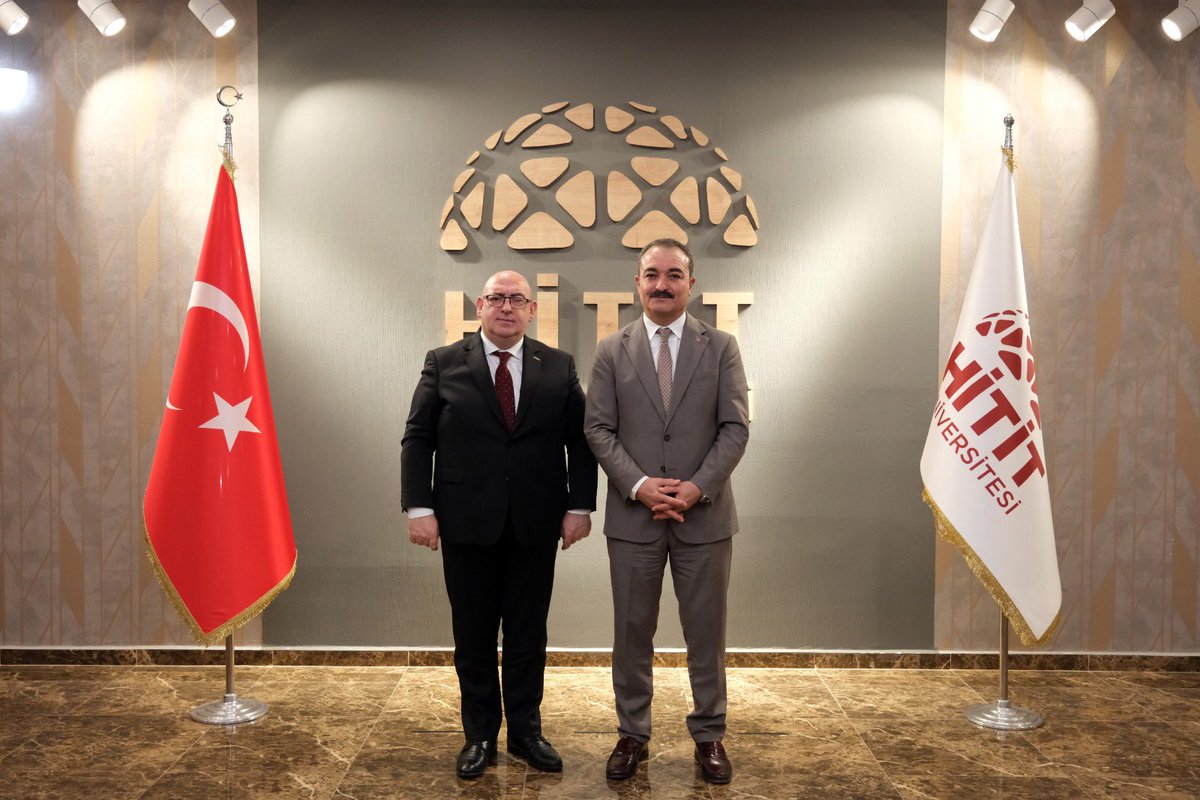 ProfAliOzturk's tweet photo. Samsun Medikal Kümelenmesi (MEDİKÜM) ile örnek bir işbirliğin ilk adımlarını attık. MEDİKÜM Başkanı Sn. Ahmet Alp Doğru ve beraberindeki heyet ile ihtisaslaşma alanımız, TTO AŞ ve Teknokent faaliyetlerimizde ortak proje geliştirme ve ticarileşme çalışmaları yapmak üzere görüştük. https://t.co/ibgb7vpR8L