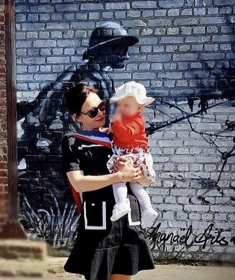 FannyJudek's tweet image. AnzacDay pour la première fois, avec notre fille, nous lui transmettons le respect de l’Histoire, la gratitude envers ceux qui ont donné leur vie pour notre liberté, et de ne jamais oublier. 
Une magnifique cérémonie et un devoir et honneur pour nous.🇫🇷🇦🇺🇳🇿#AnzacDay #LestWeForget