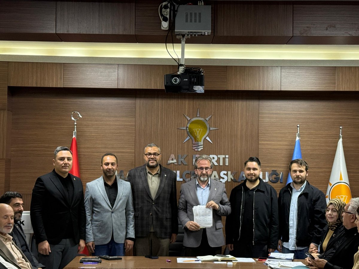 AK_PartiMamak's tweet photo. İlçe Başkanımız Osman Engin DALBASTI, İl Koordinatörümüz Arif KÜÇÜK ile birlikte Gençlik Kolları Başkanımız Samet AKDOĞAN'dan Gençlik Kollarımız adına 53 adet üye teslim aldı.
AK Ailemize yeni neferler kazandırdıkları için genç kardeşlerimize teşekkür ediyoruz. https://t.co/nrIe72m7m4