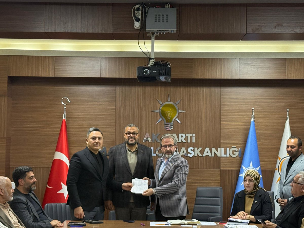 AK_PartiMamak's tweet photo. İlçe Başkanımız Osman Engin DALBASTI, İl Koordinatörümüz Arif KÜÇÜK ile birlikte Gençlik Kolları Başkanımız Samet AKDOĞAN'dan Gençlik Kollarımız adına 53 adet üye teslim aldı.
AK Ailemize yeni neferler kazandırdıkları için genç kardeşlerimize teşekkür ediyoruz. https://t.co/nrIe72m7m4