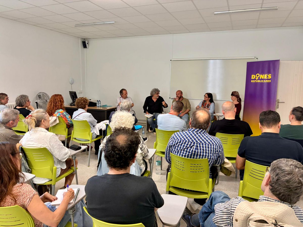 GironaRepublica's tweet photo. Ponents i públic de luxe en aquesta taula rodona celebrada avui a la Casa de Cultura per parlar se la situació del català.

Perquè no només ens preocupa, sinó que ens ocupa, volem compartir diferents experiències i realitats d'arreu dels Països Catalans.

Gràcies a tothom! https://t.co/0XufXgSECq