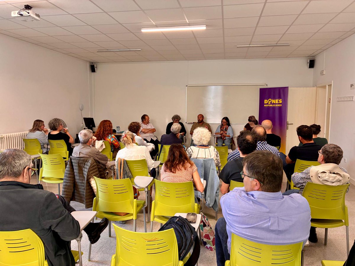 GironaRepublica's tweet photo. Ponents i públic de luxe en aquesta taula rodona celebrada avui a la Casa de Cultura per parlar se la situació del català.

Perquè no només ens preocupa, sinó que ens ocupa, volem compartir diferents experiències i realitats d'arreu dels Països Catalans.

Gràcies a tothom! https://t.co/0XufXgSECq