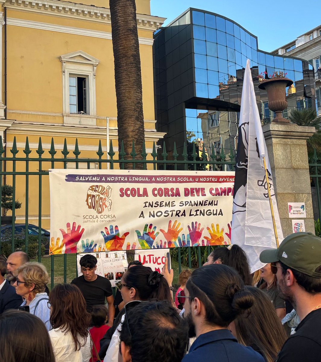 PNazioneCorsa's tweet photo. Sta sera, u nostru sicritariu naziunali è parechji militanti di u PNC sò prisenti in Aiacciu è in Bastia pà riaffirmà u nostru sustegnu à Scola Corsa è à tuttu l’insignamentu immersivu in Corsica.

Più chì mai, ci voli à difenda è à sviluppà a nostra lingua in ogni locu, da a scola à a sucità sana. Hè una scelta di trasmissioni, d’identità è d’avvena.

Lingua corsa, lingua viva!