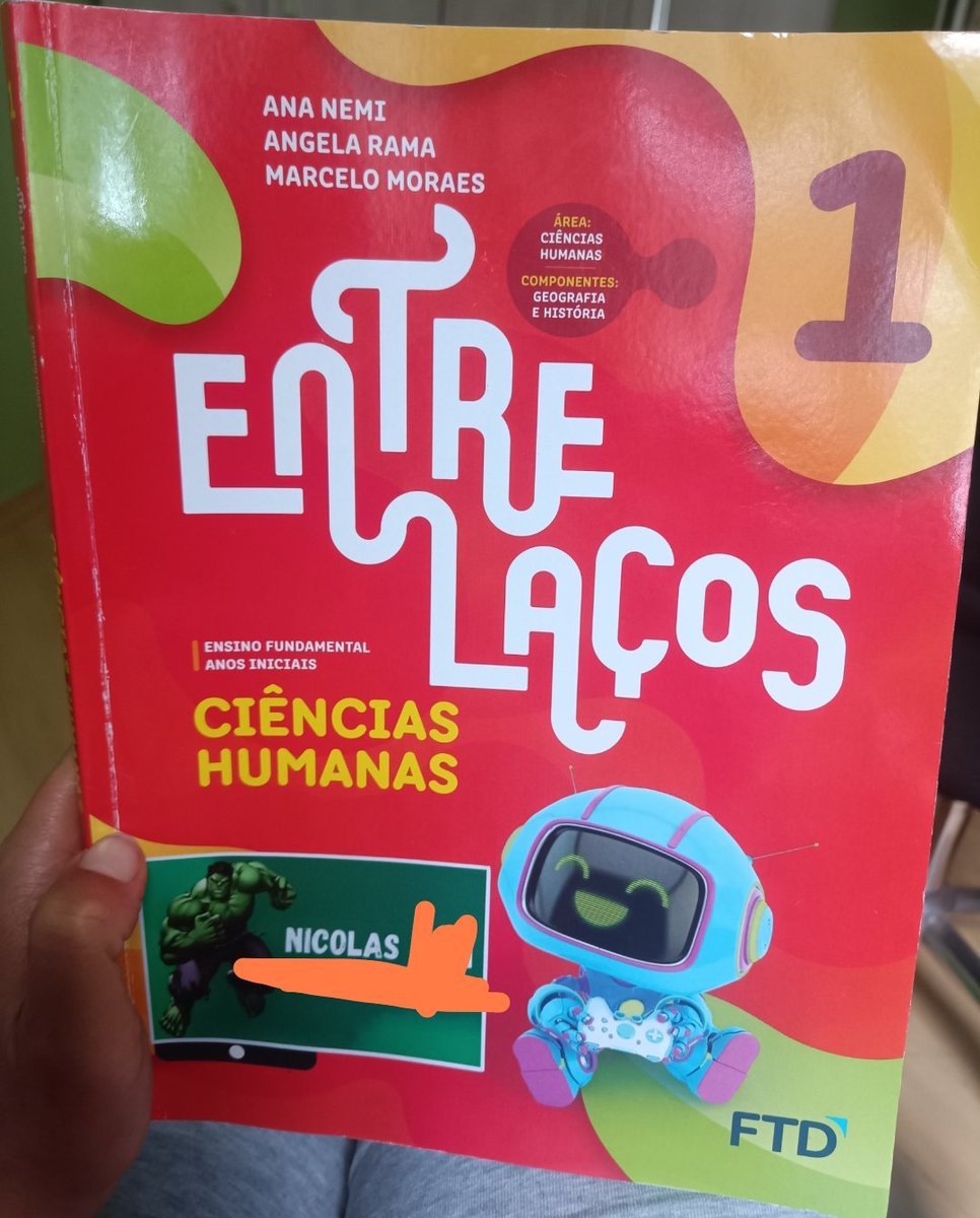 Mae_nicotina's tweet image. ⚡O Livro Entre Laços 01, de Ciências Sociais, da Editora FTD, até que não é tão ruim. É um bom livro que dá para explorar bastante coisa mas, é o livro que a Professora menos consegue trabalhar, porque as crianças não tem habilidades e competências para ele. #Afterschool ⏬