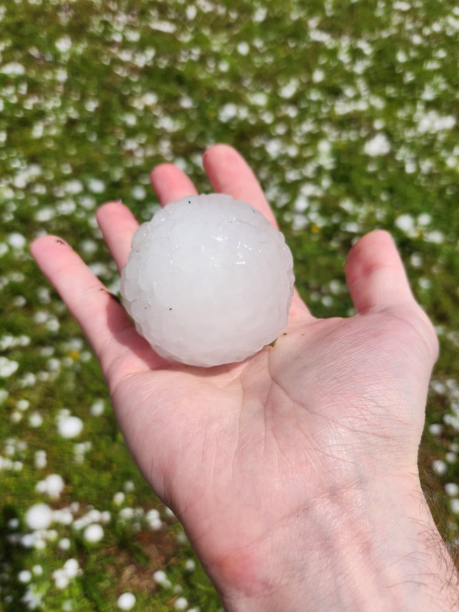 MikeyDoesX's tweet image. Glad my car was in the garage OMG. BASEBALL Sized Hail in Springfield Missouri! Gutters are done. Fence is damaged, Neighbors cars dented to shit, sirens everywhere, power's out, windows cracked.. I hope everyone's safe out there! #Hail #Springfield #Missouri  #Photography