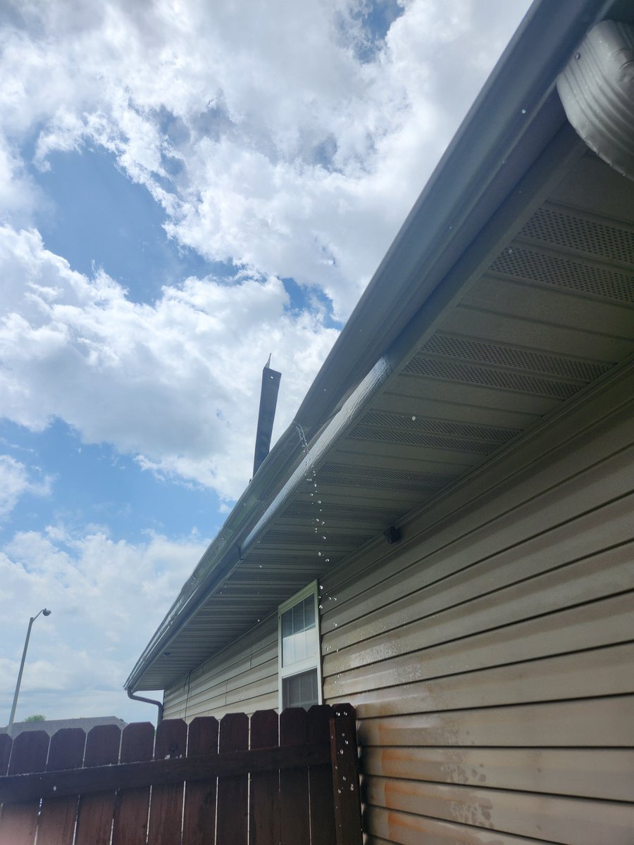 MikeyDoesX's tweet image. Glad my car was in the garage OMG. BASEBALL Sized Hail in Springfield Missouri! Gutters are done. Fence is damaged, Neighbors cars dented to shit, sirens everywhere, power's out, windows cracked.. I hope everyone's safe out there! #Hail #Springfield #Missouri  #Photography