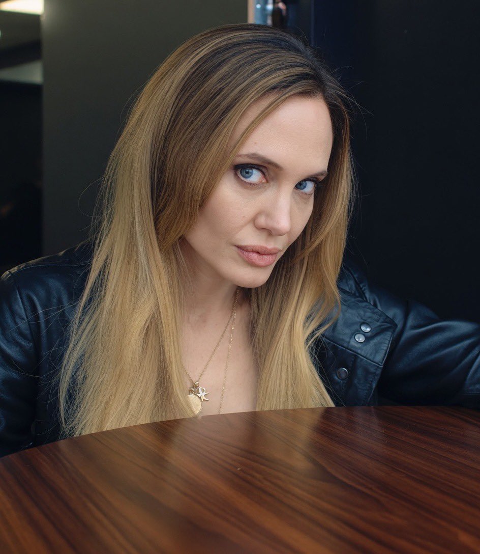 Angelina Jolie tweet media