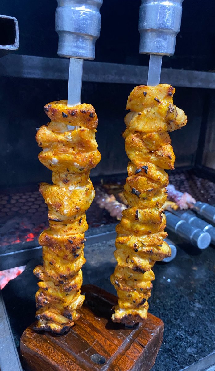 No restaurante em que trabalho, eu sou a churrasqueira e pediram: Frango com Bacon sem o Bacon. Então eu fiz o espeto só de frango. 🤷🏽‍♀️