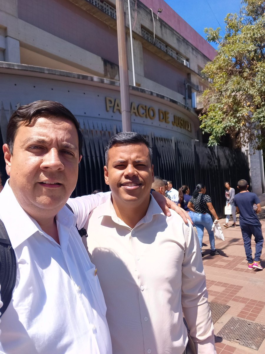 javiertarazona's tweet image. 1761 días de injusticia no borran la verdad.
Defender derechos humanos no es delito.
Hoy exigimos justicia.

Esperando junto @omardedios y @jrafaeltarazona realización de la audiencia de juicio, años de arbitrariedad.
La Constitución debe prevalecer.