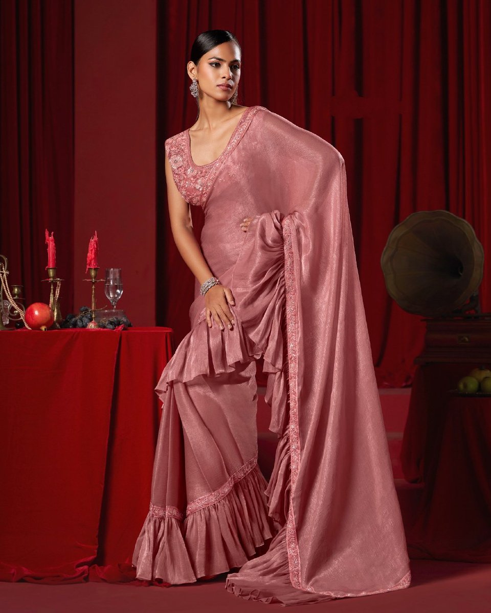 VastralayaC's tweet image. Elegant saree, perfect for shaadis
#weddinglook #weddingdress #newarrivals 
#exclusivecollection #bridesmaid