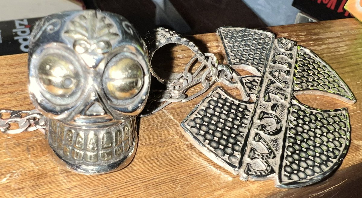 rhymeofmidnight's tweet image. パーティーモード！
先ずは、アイスをポリッシュ✨
ギラギラDEFフレッシュ！！
スカルリングの目、歯、額の麻の紋章はリアルGOLDだ！
最上級の合金だ。
シルバーとゴールドを逆にして、Wu-Tangのタグひとつひとつにダイヤモンドにカスタムする野望があるw

#hood 
#ice #silver #gold