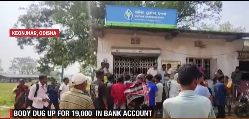 PublicNewsX's tweet photo. 🚨 Odisha HORROR 

Man Digs Up Sister’s Skeleton

Jeetu Munda’s sister died. Bank refused her ~₹19k: “Bring her.”

Desperate, he dug her grave, carried her bones 3km on his shoulder to the bank.

Only then money released.

System moved — but only after breaking him.

#Odisha #BankCruelty #JeetuMunda