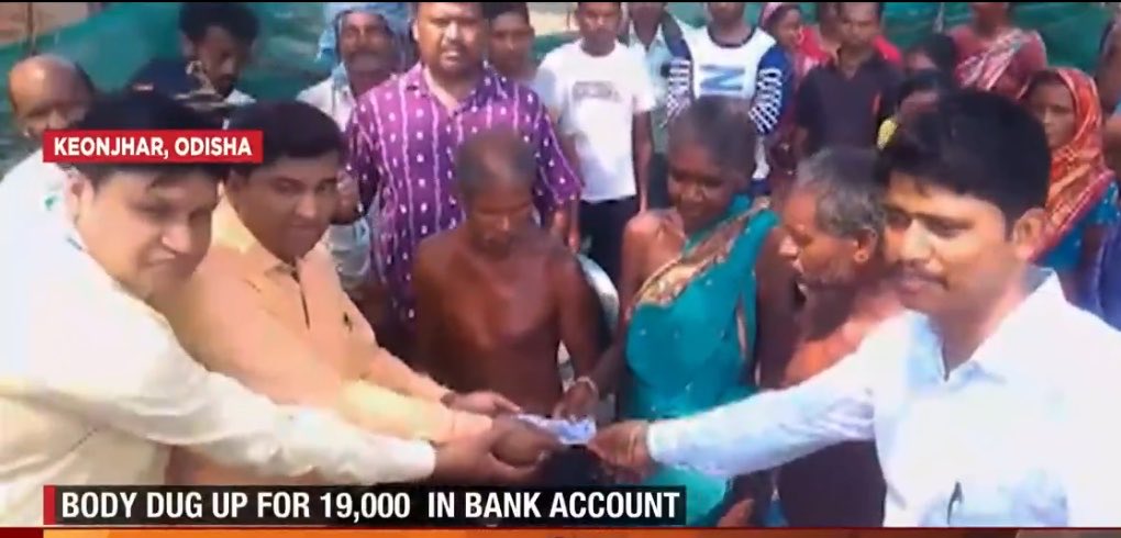 PublicNewsX's tweet photo. 🚨 Odisha HORROR 

Man Digs Up Sister’s Skeleton

Jeetu Munda’s sister died. Bank refused her ~₹19k: “Bring her.”

Desperate, he dug her grave, carried her bones 3km on his shoulder to the bank.

Only then money released.

System moved — but only after breaking him.

#Odisha #BankCruelty #JeetuMunda