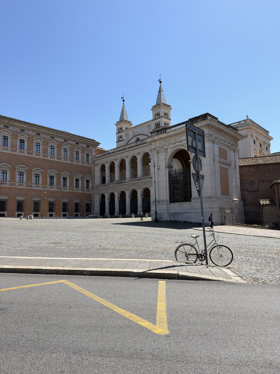 Les mando un fuerte abrazo desde Roma, familia.
Dios los bendiga hoy y siempre.