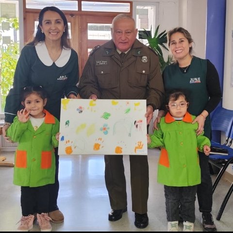 Carab_Maule's tweet photo. Un afectuoso saludo por su aniversario 99º, recibieron nuestros Carabineros de #CAUQUENES, por parte del Comité de seguridad escolar del Jardín y Sala Cuna #Eluney junto a otras entidades.
Se entregó un obsequio,significativo y emotivo, realizado por los propios alumnos. https://t.co/V23V0bRwMv