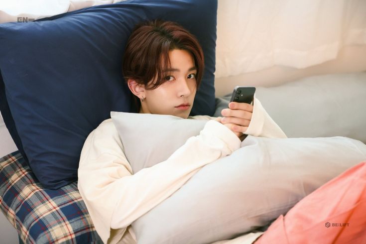 #heehoon au   -   wikihow: como flertar com caras extremamente bonitos.

Onde Heeseung acaba conhecendo o novo amigo modelo de Jungwon: Sunghoon, e acaba ficando completamente apaixonado.
Mas, como Hee é um completo perdedor atrapalhado, decide seguir um guia do WikiHow.