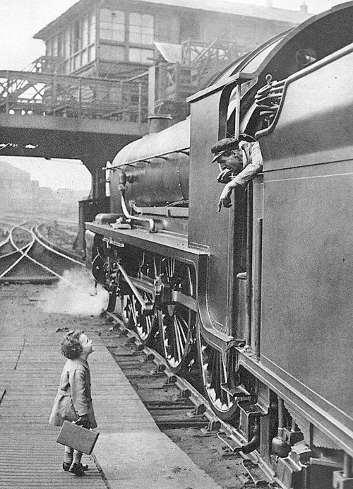 Chlodnyodcien's tweet image. London, Waterloo Station - 1924
#childhood